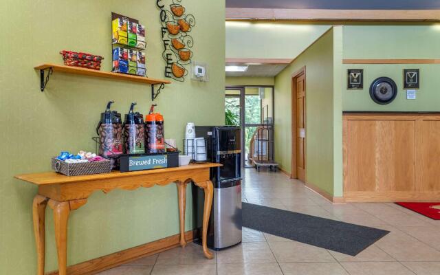 Coratel Inn & Suites By Jasper River Falls