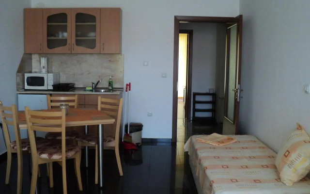 Meni Apartments and Guest Rooms