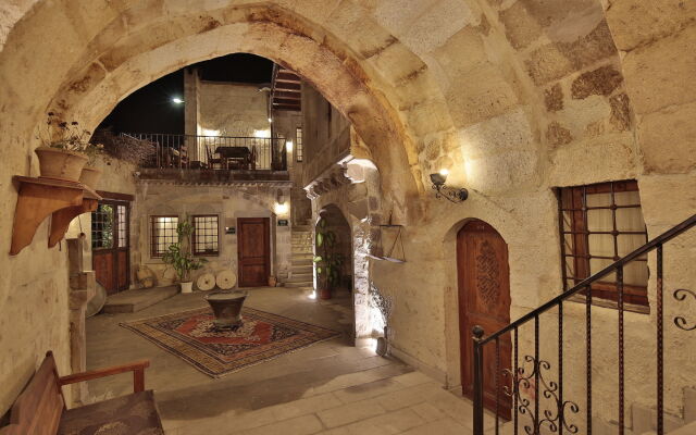 Explorer Cave Hotel