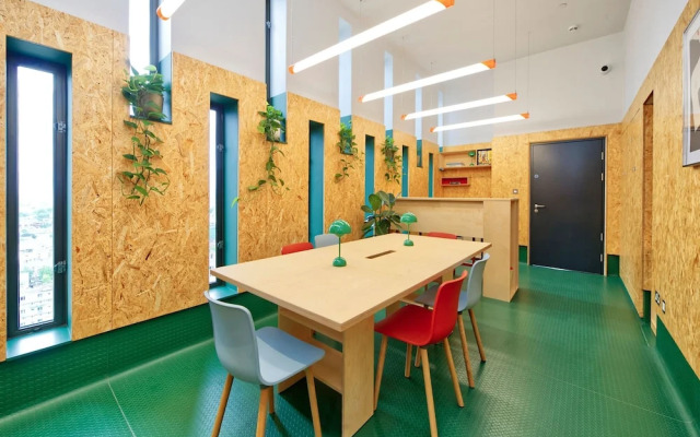Striking One-bedroom Apartment Vibrant Poplar