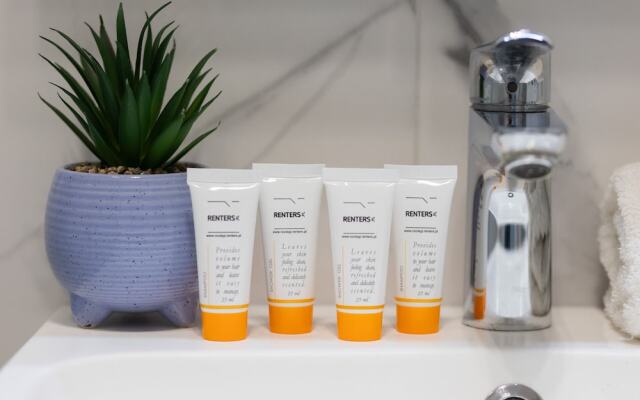 Roomy Apartment Grzybowska219 by Renters