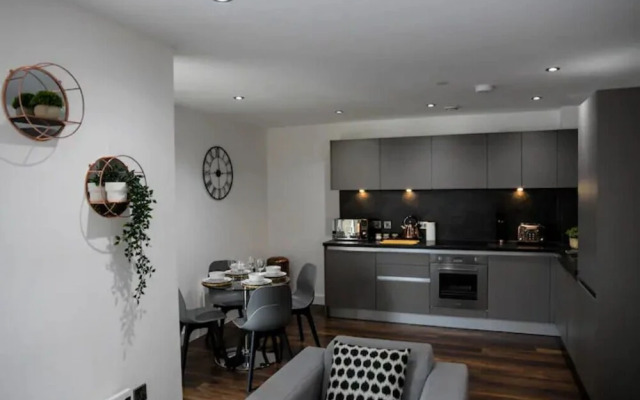 Spacious 2 Bedroom Flat with Balcony Close to Train Station