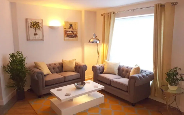 Spacious Bright and Modern Living