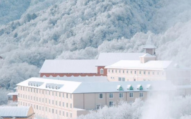 Xiling Snow Mountain Maple Leaf Hotel