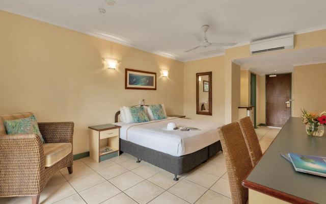 Bay Village Tropical Retreat & Apartments