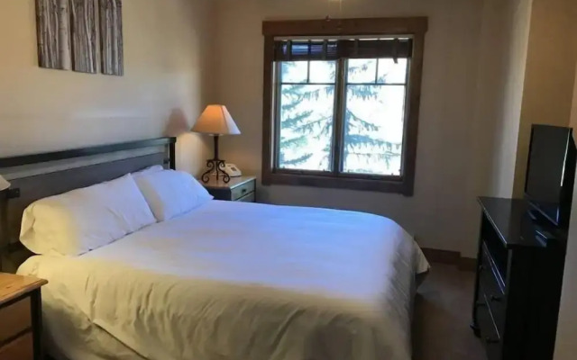 Luxury 2 Bedroom Mountain Vacation Rental in Breckenridge With Access to a Hot Tub and Heated Garage Parking