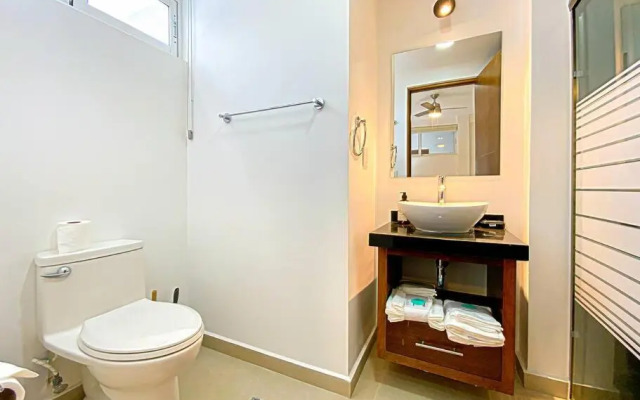 Luxury Condo 10 min walk from the Beach