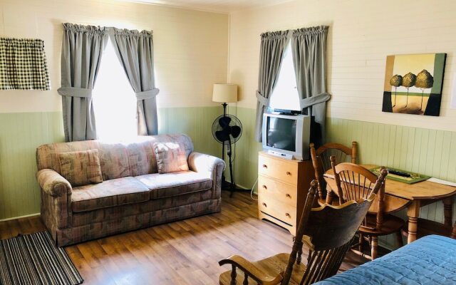 Green Gables Bungalow Court