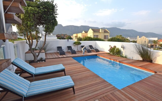 Dolphin House Apartments