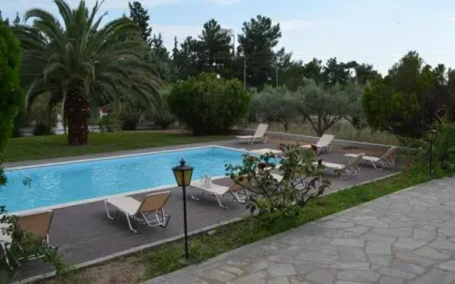 Kalisun Pool House by Georgalas