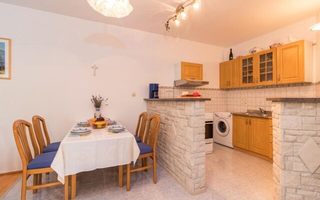 Nice Apartment in Valbandon With Wifi and 2 Bedrooms