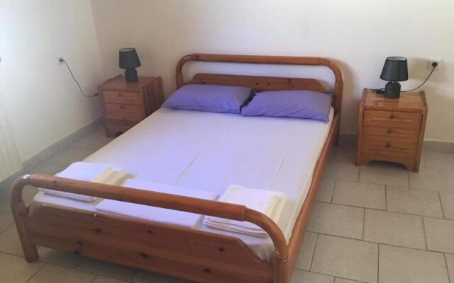 Tota's guest house, 4 min walk to the beach