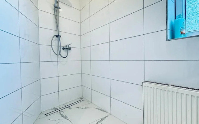 Cozy 3BR Apt Near Kaufpark Alterlaa