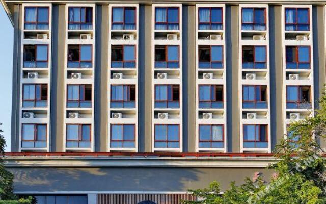Zhanghe Hotel (Haikou Xiuying Port West Bus Station)