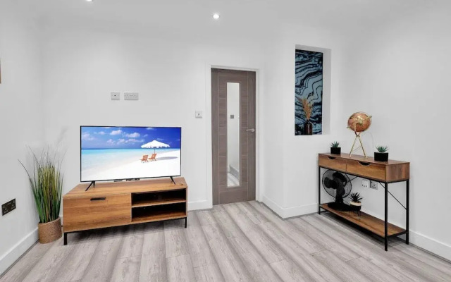 Newly Refurbished 2 Bed Hse Town Centre