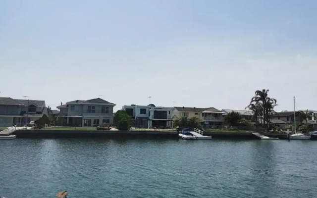 Serviced Waterfront Whole Villa Sydney
