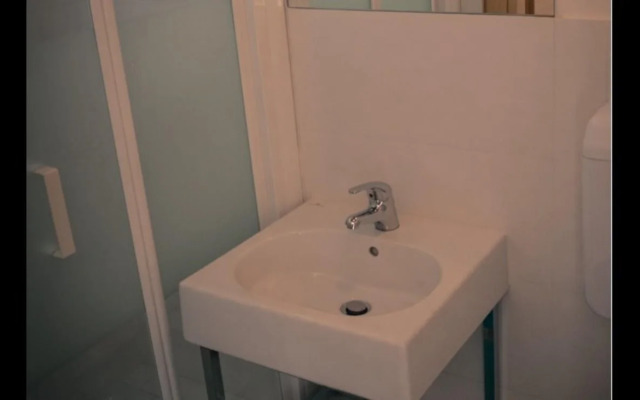 Beautiful Belleville Hostel & Hotel