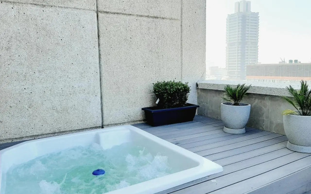 1804 Franklin 3-Bed Penthouse with Rooftop Jacuzzi