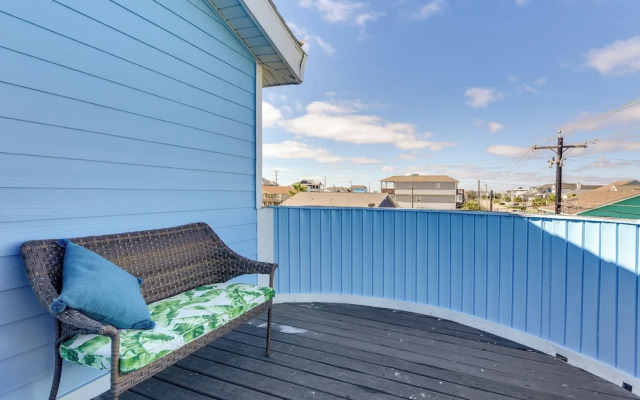 Walk to Beach: Family-friendly Galveston Home!