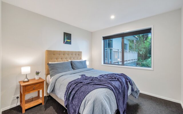 Spectacular Hilltop Retreat near Piha