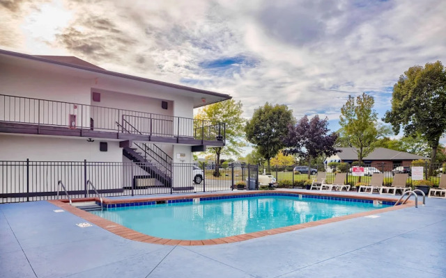 Travelodge/motel 6 Oshkosh