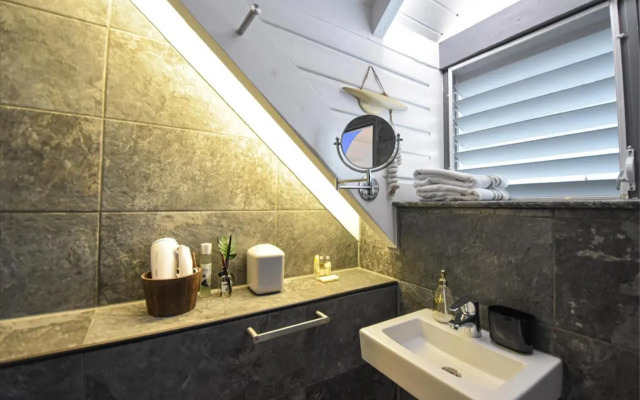 Deja Blue - Comfortable Beachfront condo