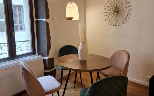 Elegant flat in old town, 2 mins walk to lake
