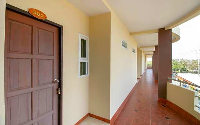 OYO 75387 4 Men Court