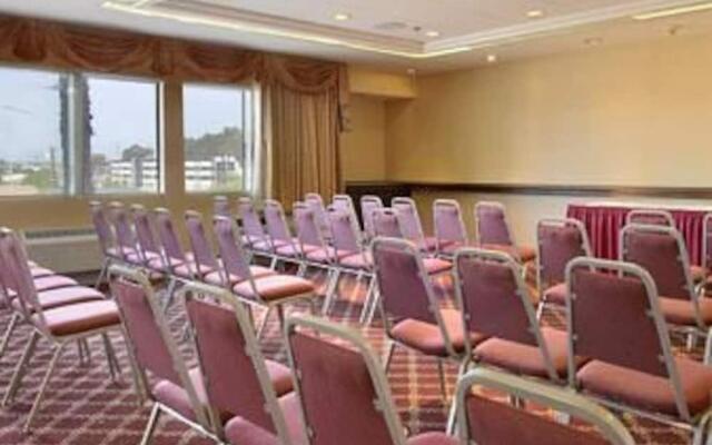 Ramada by Wyndham Hawthorne LAX / LA Stadium