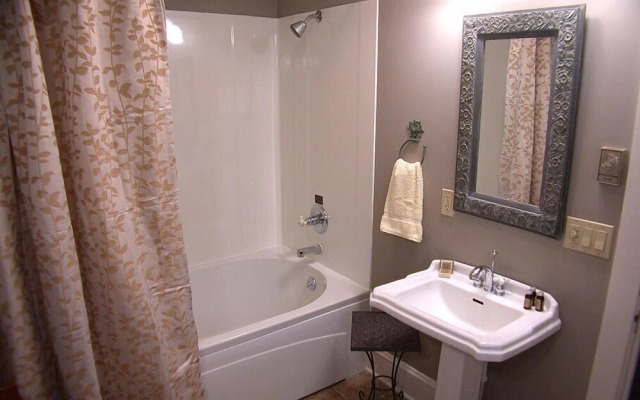 Mountaintop Lodge at Lake Naomi