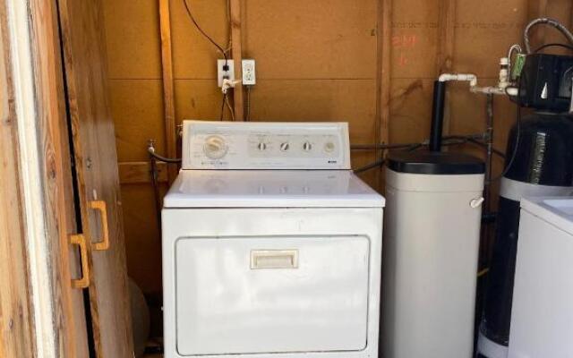 Spacious 1Bed, 1 Bath in Beverly Hills