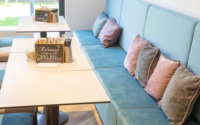 Holiday Inn — the niu, Franz Vienna
