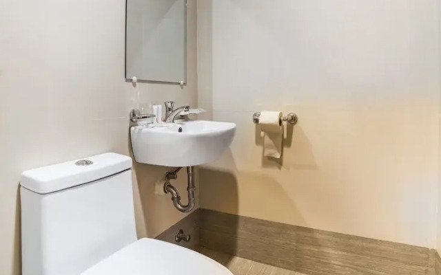 OYO 256 Sakura Suites