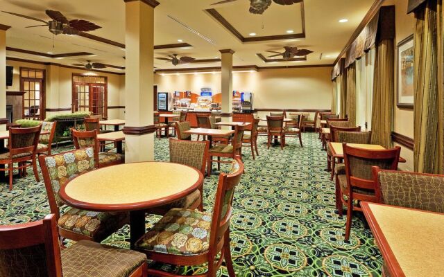 Holiday Inn Express Hotel & Suites Millington-Memphis Area
