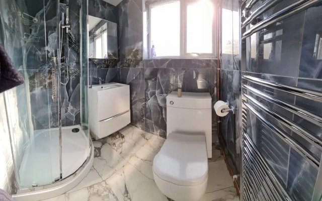 2-bed House Bungalow in Bristol