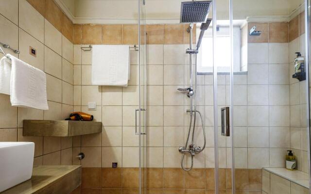 Villa Evie's -Spacious -4 apt'ς -with heated pool