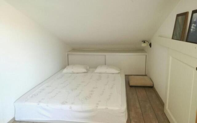 Nice, cosy studio apartment with shared outdoor pool