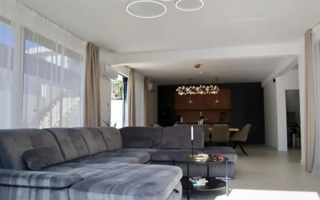Sunset Villa Aves With Pool, Gym and Sauna