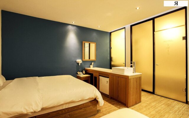 Iris Hotel