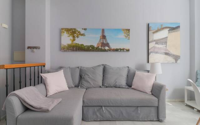 Bright And Quiet Apartment By Town