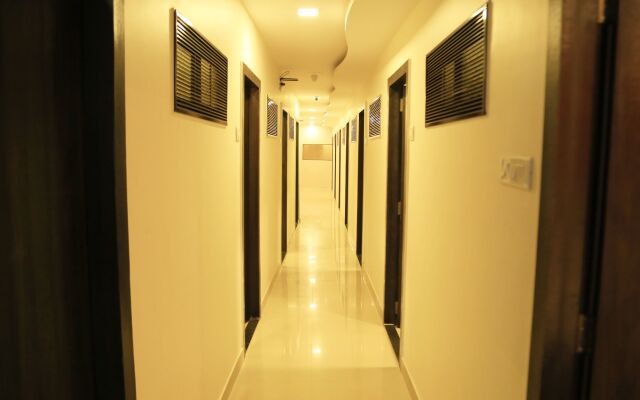 OYO 8678 Hotel Golden Nest