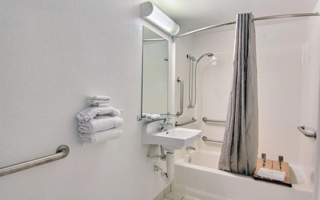 Motel 6 Austin, TX - Central Downtown UT