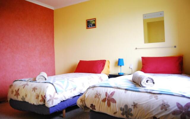 Surat Bay Lodge & Backpackers Hostel