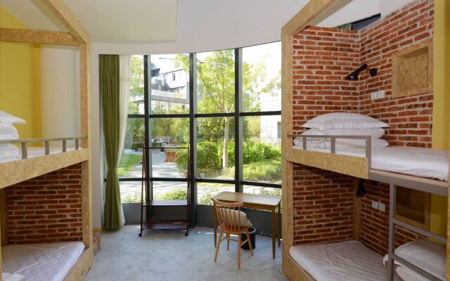 J Trip Youth Hostel