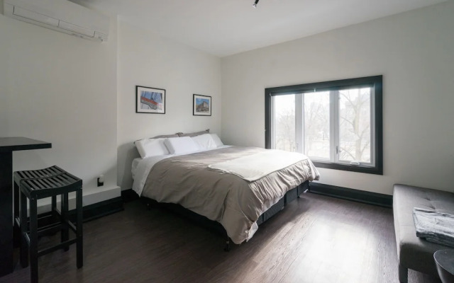 Applewood Suites - Queen West Studio