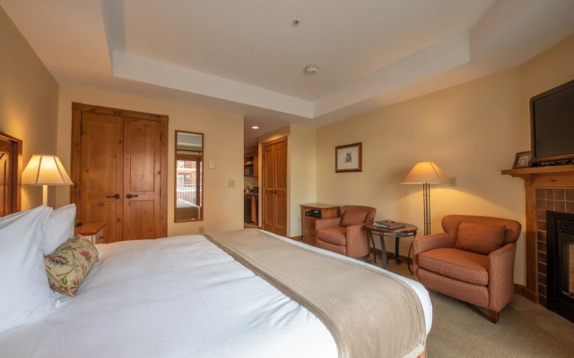 Slopeside Studio Unit With Kitchenette Studio Bedroom Condo - No Cleaning Fee! by RedAwning