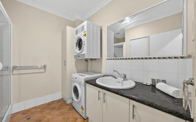 Serene 2-bed Apartment by the Canal