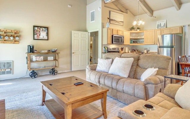 Golf Course Getaway & Hot Tub Haven in Pinetop!