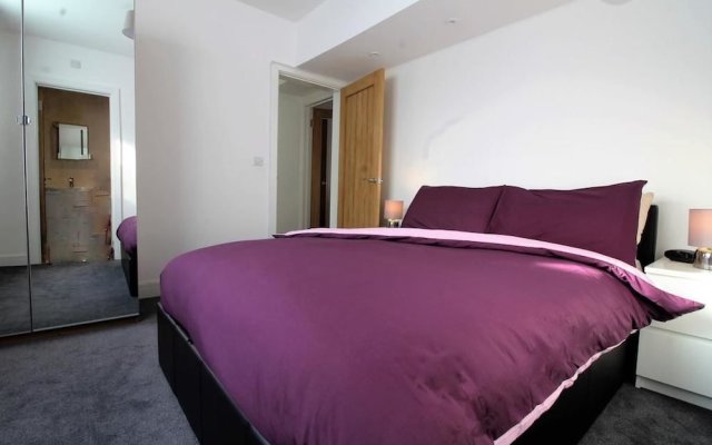 Exquisite 3 Bed apartment near Heathrow