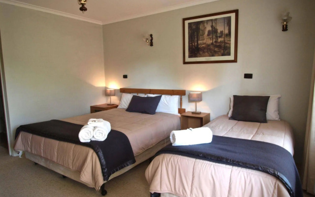 Bright Colonial Motel